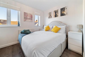 Last-minute Savings l Modern House near City Center Sleeps 6 with Free Parking l By Zen Nights Short Lets & Serviced Accommodations